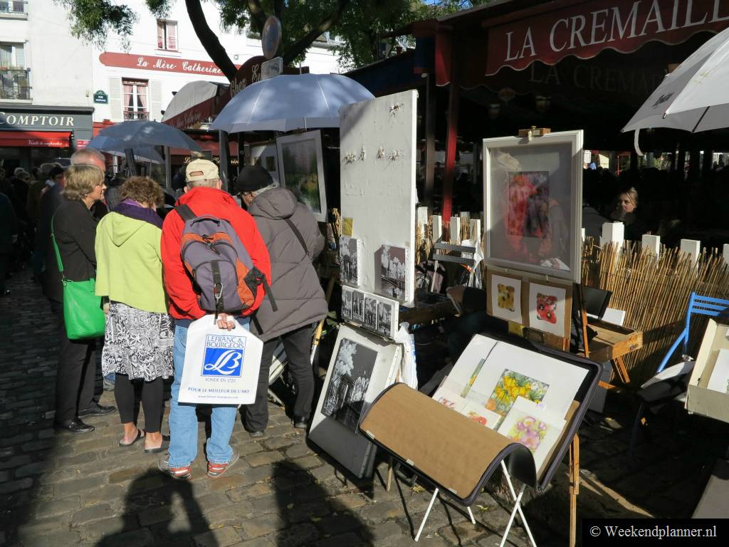 Je loopt dus langs de schildersezels en uitgetalde schilderijen en tekeningen in een cirkel rond de markt. De restaurants hebben een terras in het midden van de markt.